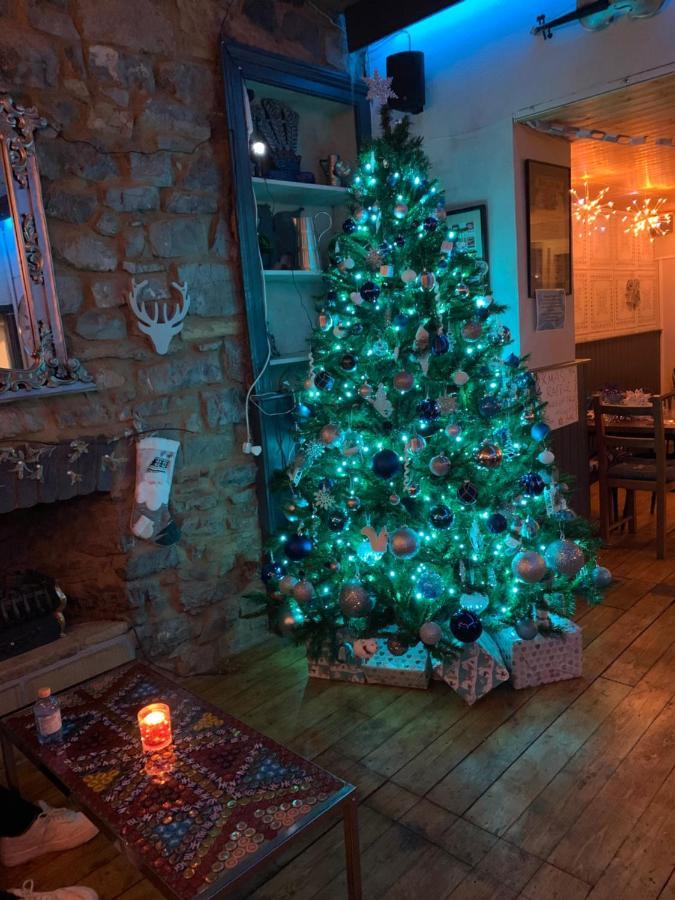 The Welshman'S Arms Hotel Pembroke Dock Bagian luar foto